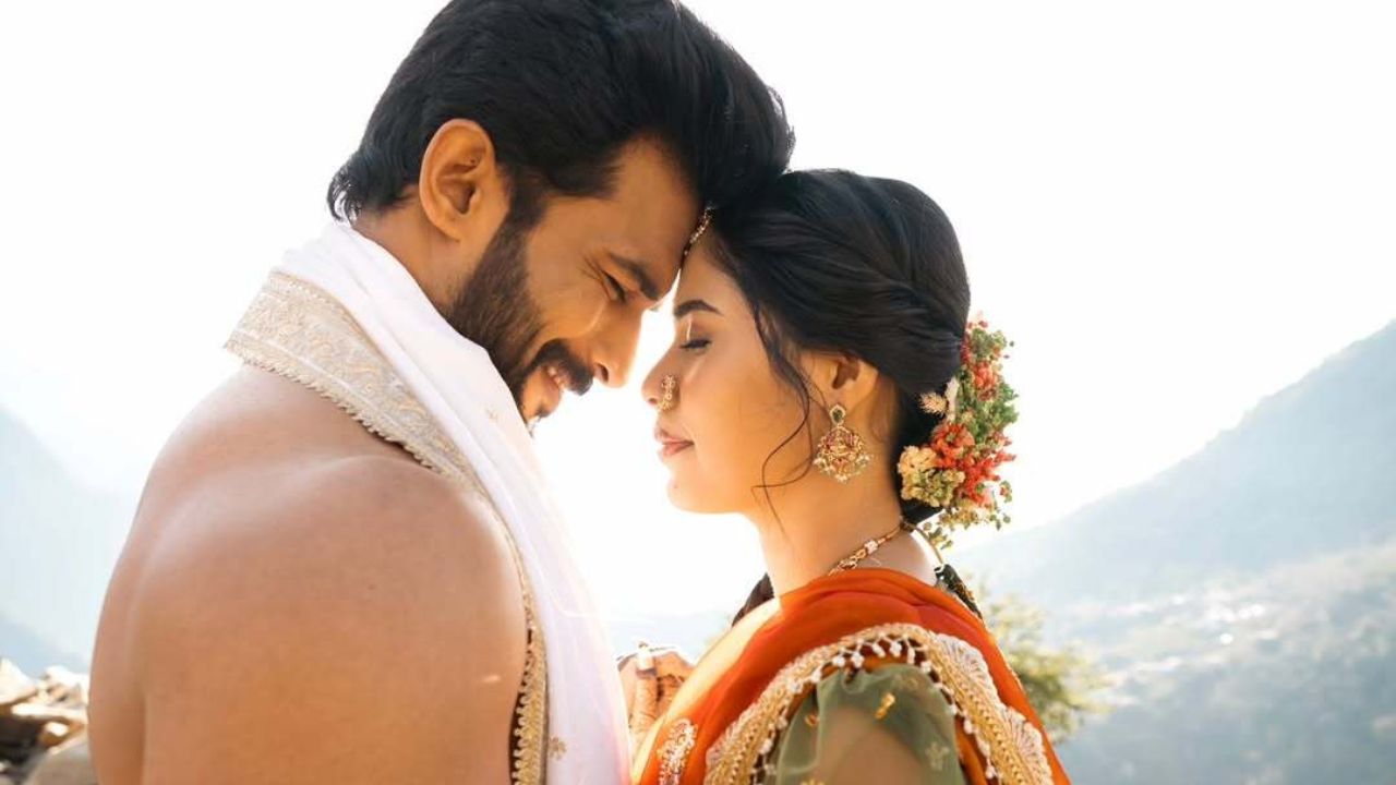 या आठवड्यात साखरपुडा तसेच हळदीसारखे महत्वाचे उत्साही कार्यक्रम पार पडले आणि आज सकाळीच अक्षया-विशालने जन्मजन्माची गाठ बांधली. 