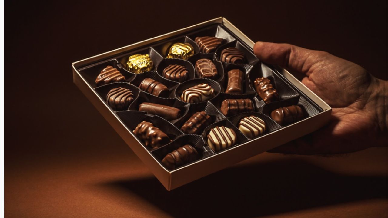चॉकलेट आरोग्यासाठी हेल्दी की अनहेल्दी? किती प्रमाण खावे? फायदाही असतो का!