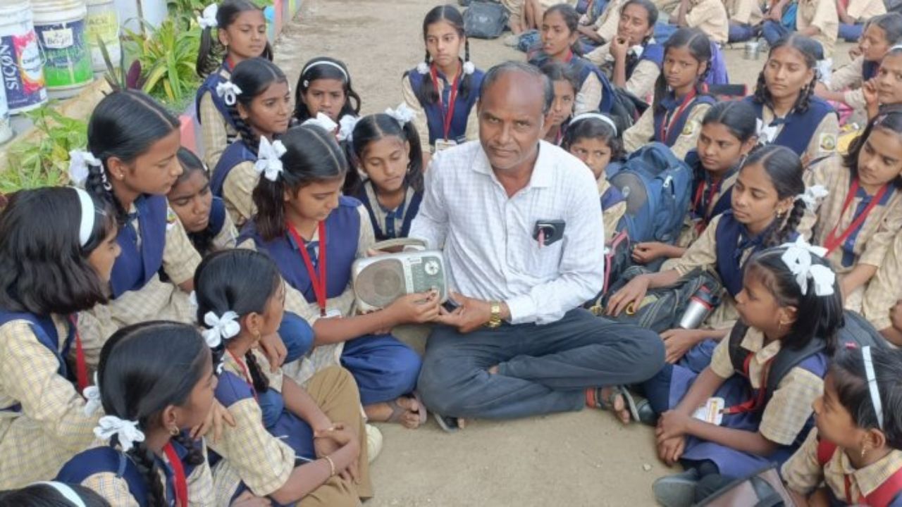 International Radio Day :छत्रपती संभाजीनगरात अनोखे जागतिक रेडिओ दिन! मुलांना लहान वयातच देण्यात आली रेडिओ Radio काळाची ओळख