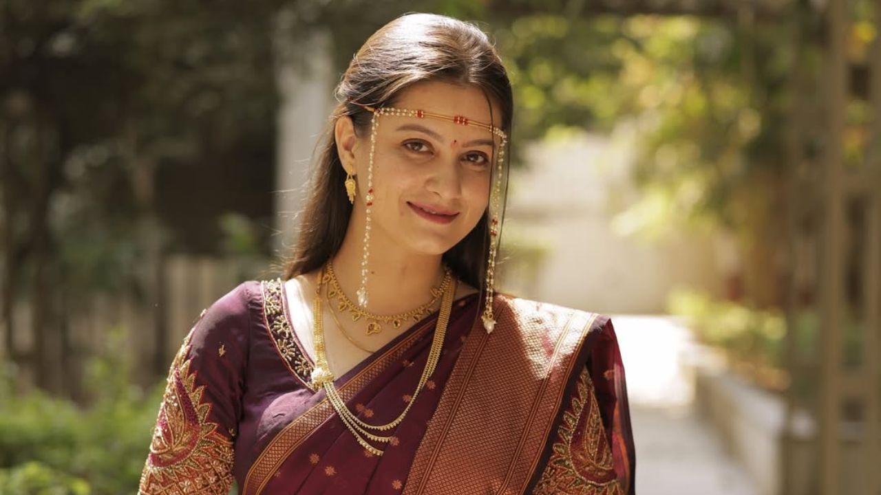 फोटोजखाली कॅप्शनमध्ये 'ग्रहमख' असे नमूद केले आहे. तसेच मोठमोठ्या कलाकारांनी तिला शुभाशीर्वाद दिले आहेत.