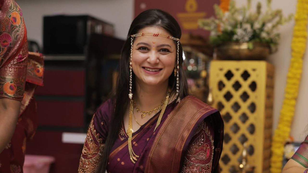 या खास क्षणी रेवतीने सुंदर असा लुक केला आहे. साडी परिधान केली आहे. कपाळावर छान अशी टिकली लावली आहे आणि कपाळावर मुंड्यावाल्या घातल्या आहेत. 