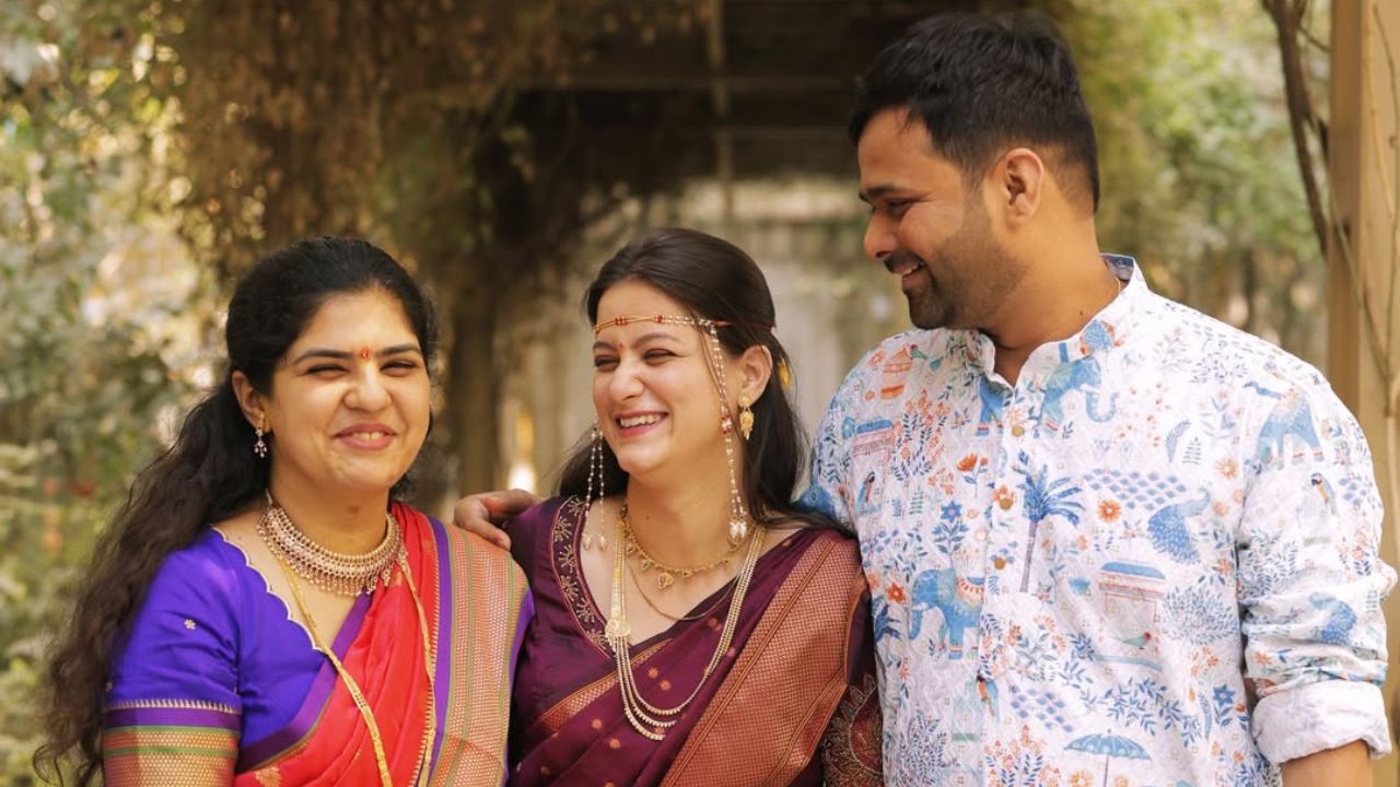 दोन महिन्यांपूर्वीच रेवती लवकरच लग्न करणार असल्याची माहिती मिळाली होती. त्यांनतर रेवतीने आज चक्क ग्रहमुखचे फोटोज शेअर केले आहेत. 