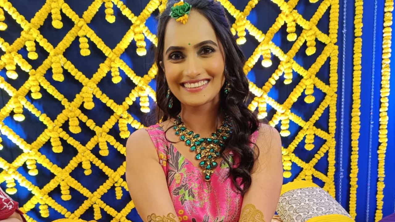 एतशाने मेहंदीमध्ये पिंक लुक केला होता. तिने गुलाबी आऊटफिट परिधान केले होते. तसेच तिचे सौंदर्य तिच्या सुंदरतेचे वर्णन करत होते. 