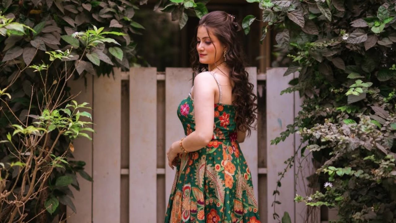 रेवती लेलेने पोस्टखाली कॅप्शनमध्ये 'मेहेंदी' असे नमूद केले आहे.