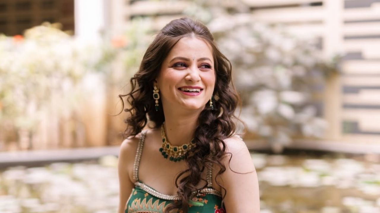 रेवतीने मेहंदी रंगाचा लुक केला आहे. मेहंदी रंगाच्या आऊटफिटमध्ये रेवती फार आकर्षक आणि सुंदर दिसत आहे.