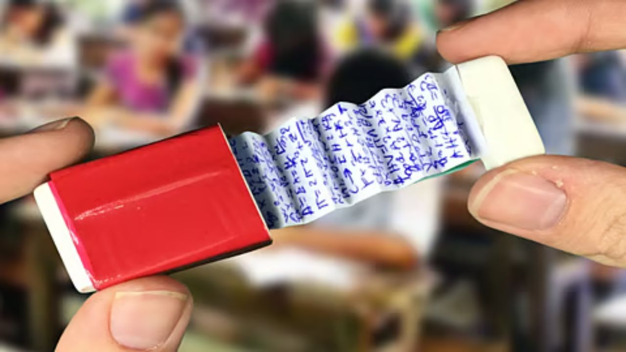 परीक्षेदरम्यान तणावाचे वातावरण! आढळली कॉपी तर अनेक विद्यार्थ्यांसाठी जागेचा अभाव