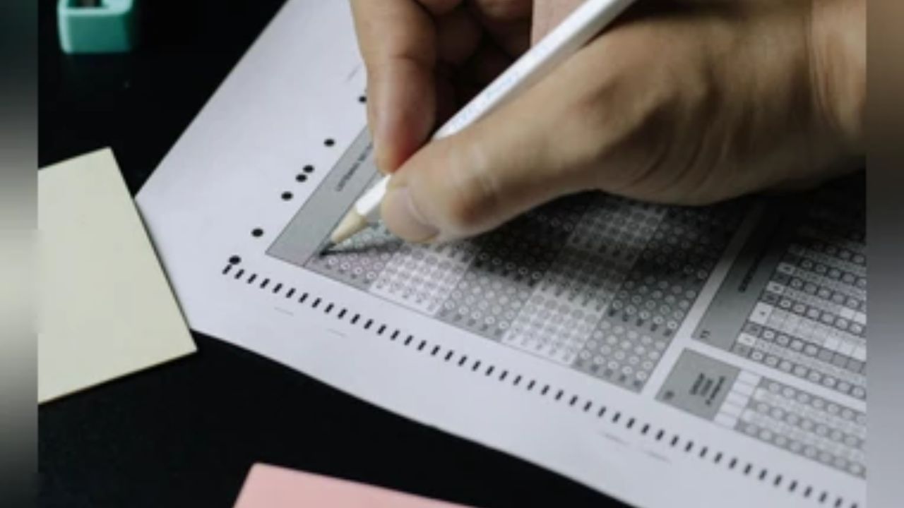 Maharashtra Board HSC Exam : कुठे आहे पारदर्शकता? राज्यात सामूहिक कॉपी; ३१ कर्मचाऱ्यांना केले फायर