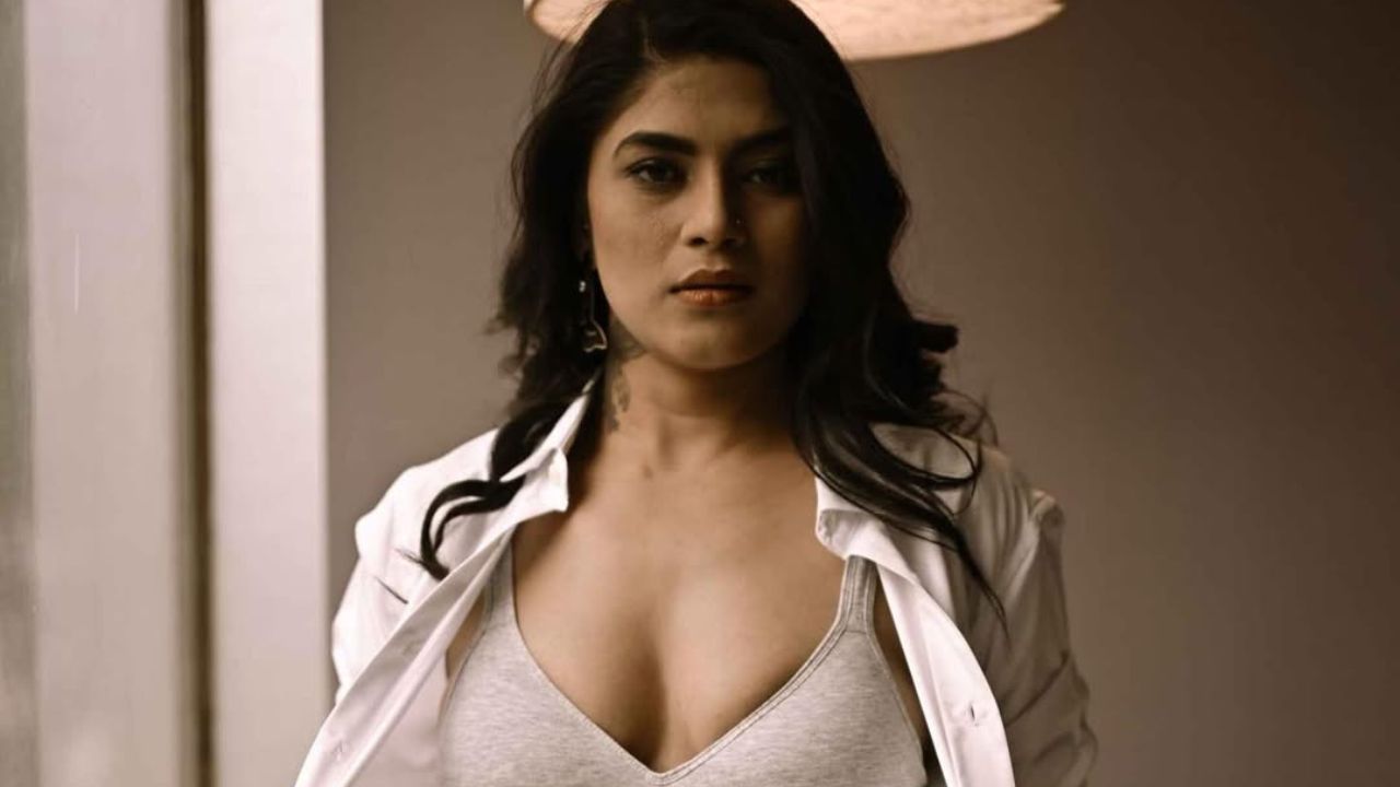 पोस्टखाली चाहत्यांनी Hot, सुंदर तसेच आकर्षक असे असंख्य कमेंट्स केले आहेत. नक्कीच चाहत्यांची विकेट पडली आहे.