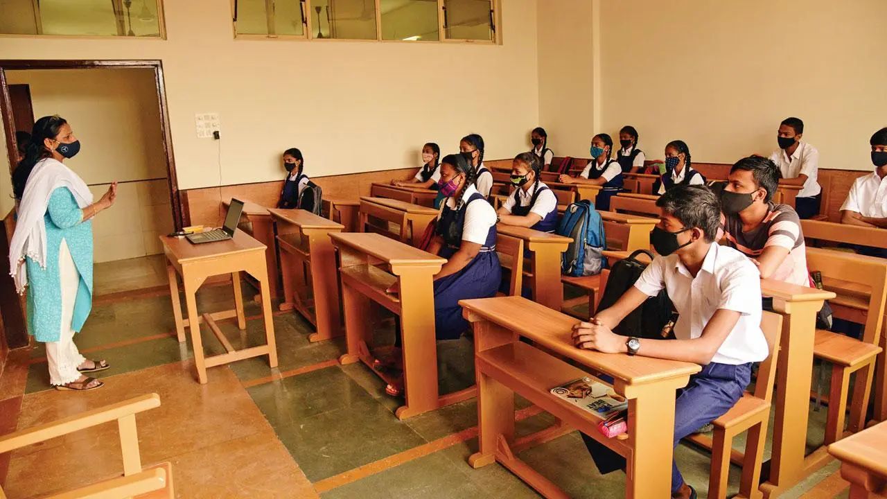 मुंबईत मराठी शाळांचे अस्तित्व गायब? संबंधित अधिकाऱ्यांवर कारवाईची मागणी