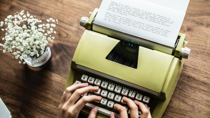 Career Tips : टायपिंग करण्यात पटाईत आहात? मग टाईपरायटर म्हणून घडवा करिअर