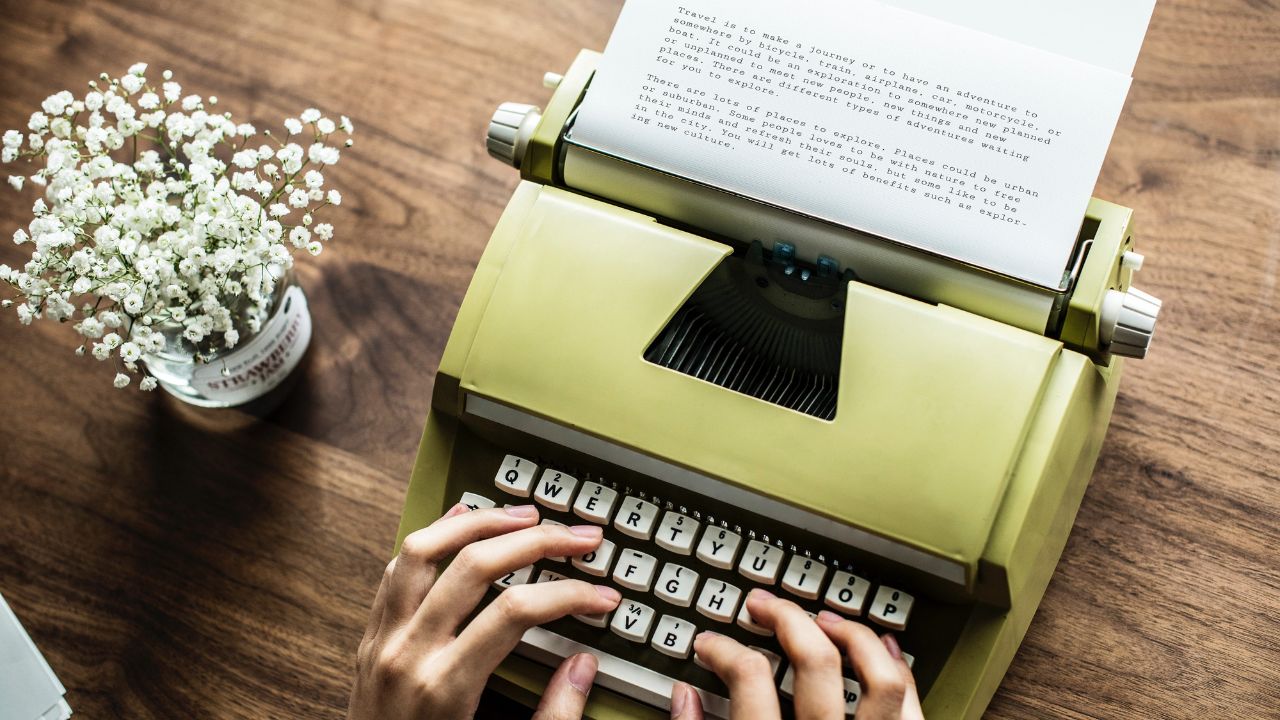 Career Tips : टायपिंग करण्यात पटाईत आहात? मग टाईपरायटर म्हणून घडवा करिअर