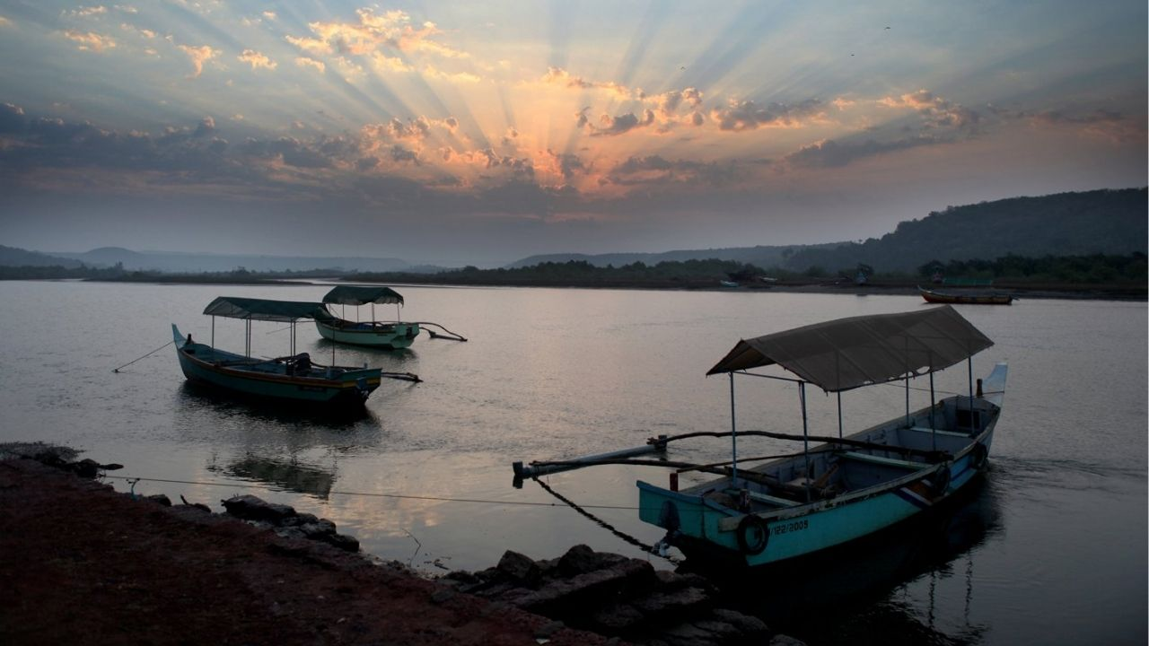 सिंधुदुर्ग जिल्ह्यातील तारकर्ली हे अरबी समुद्राच्या किनाऱ्यावर वसलेले निसर्गरम्य ठिकाण आहे. येथील समुद्राचे स्वच्छ पाणी आणि पांढरी वाळू हे वैशिष्ट्य पर्यटकांना आकर्षित करते. जलक्रीडा आणि स्कुबा डायव्हिंगसाठी हे उत्तम डेस्टिनेशन आहे.