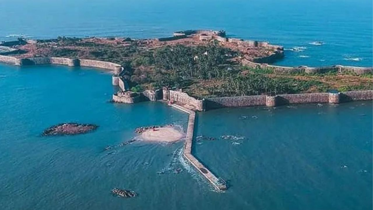 सह्याद्रीच्या रांगा, अरबी समुद्र आणि ऐतिहासिक किल्ल्यांनी समृद्ध सिंधुदुर्ग हा निसर्ग आणि इतिहास प्रेमींसाठी परिपूर्ण पर्यटनस्थळ आहे. येथे किल्ल्यांसह मांगेली, नापणे आणि शिवपूर यांसारखे धबधबे देखील आहेत.