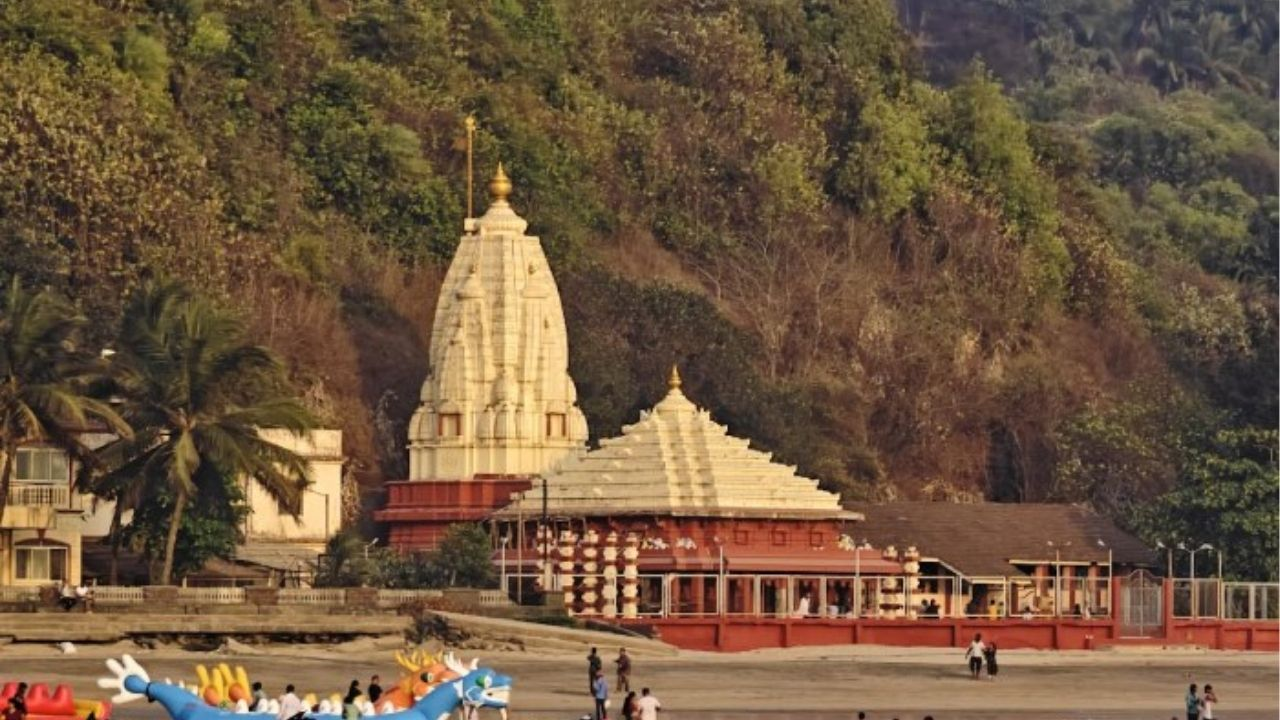 रत्नागिरीपासून अवघ्या २५ किमी अंतरावर वसलेले गणपतीपुळे हे शांत आणि सुंदर समुद्रकिनाऱ्यासाठी प्रसिद्ध आहे. येथे गणपतीच्या आकाराची टेकडी आणि समुद्रकिनाऱ्याचा अनोखा संगम पाहायला मिळतो.