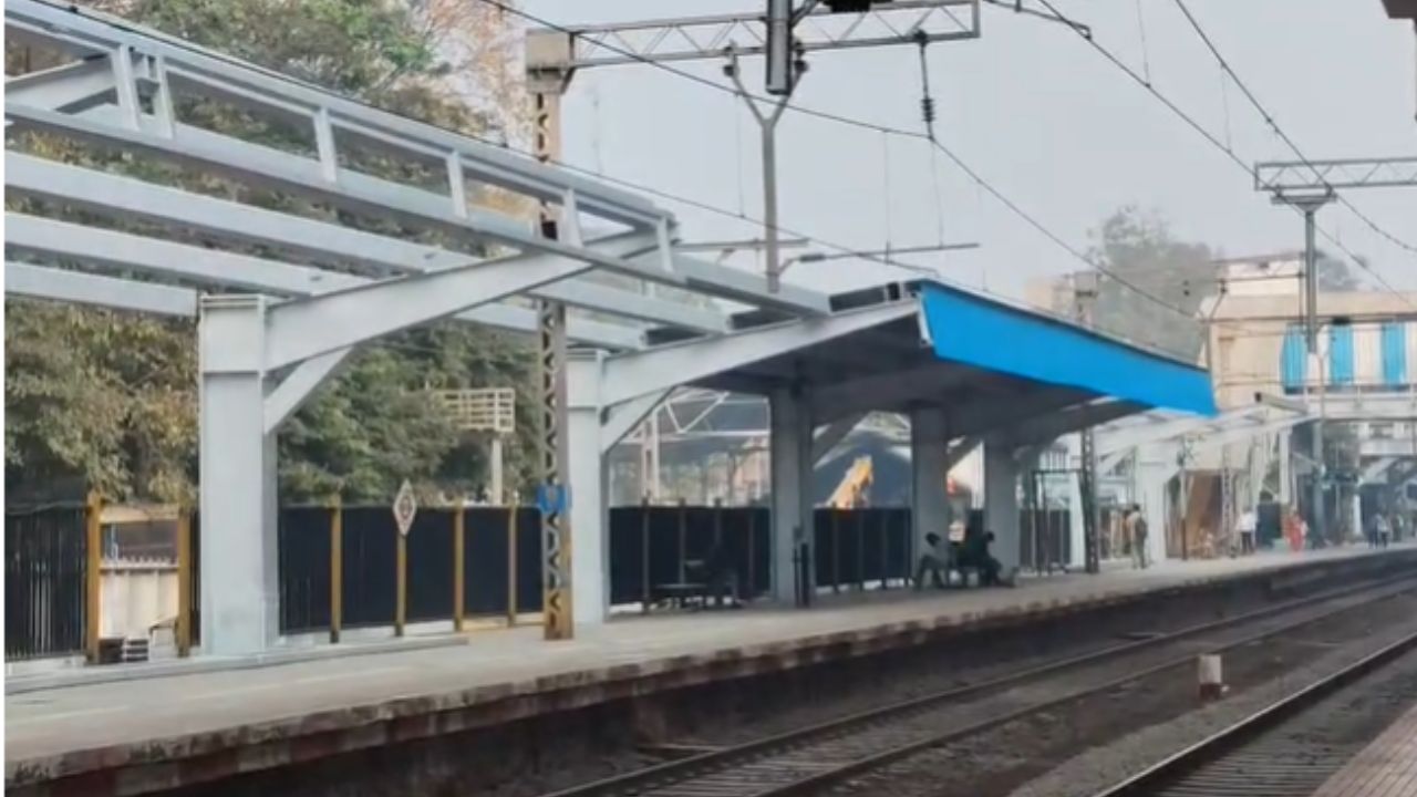 Karajat News : नेरळ रेल्वे स्थानकात विकासकामाला गती; फलाटावरील निवारा शेडचे काम सुरु