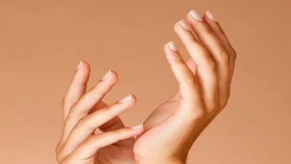 Samudrik Shastra: हातावरील बोटे आणि नखे देतात यशाचे संकेत, काय सांगते सामुद्रिशास्त्र जाणून घ्या