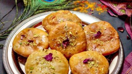 Recipe : जेवणानंतर काही गोड होऊन जाऊद्यात; घरी बनवा हलवाई स्टाईल ‘मावा कचोरी’