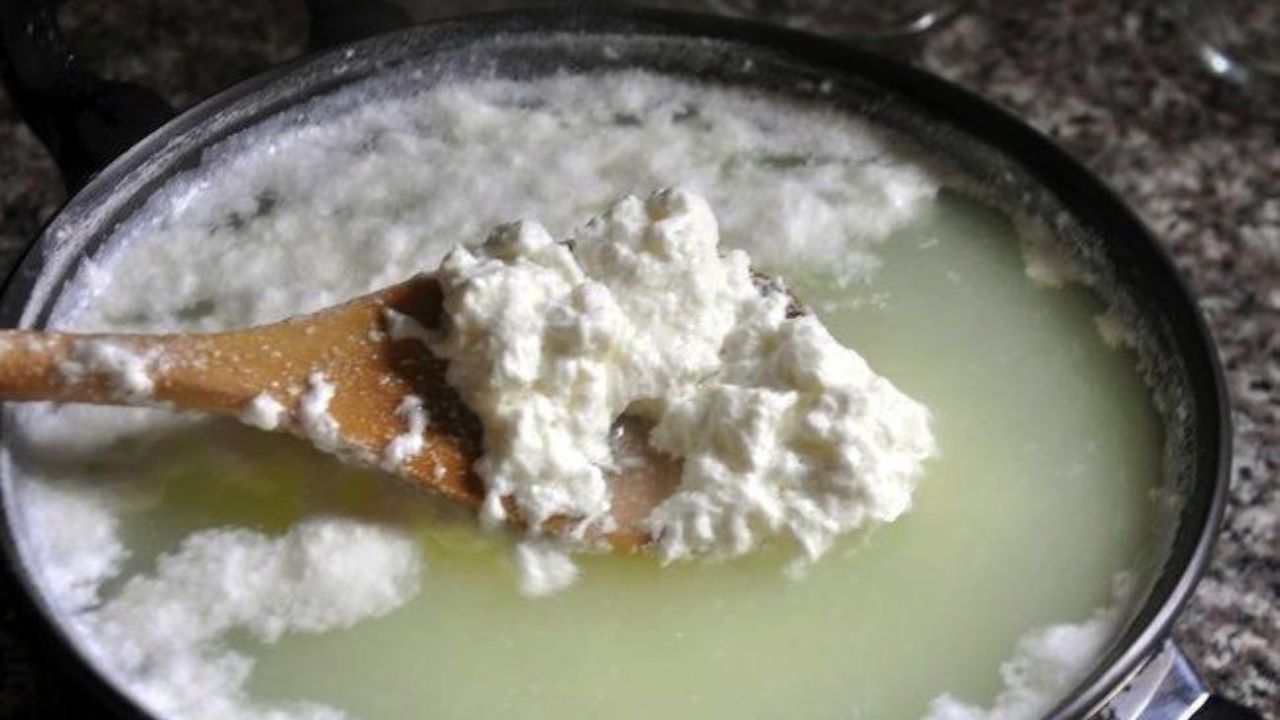 तुम्हीही ही एक चूक करताय? मग थांबा, फाटलेल्या दुधाचं पाणी आहे खूप कामाचं…. जाणून घ्या याचा स्मार्ट वापर