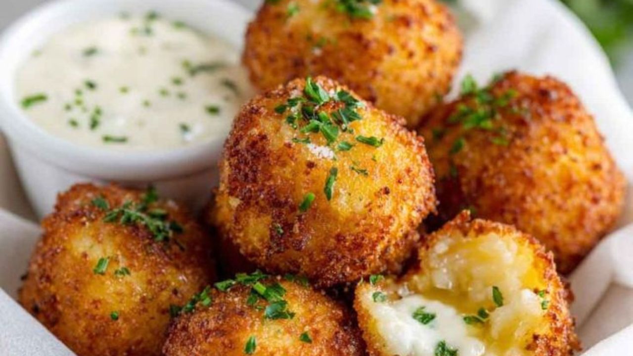 संडे स्पेशल घरी काही खास आणि टेस्टी बनवायचंय? मग लहान मुलांच्या आवडीचे पोटॅटो बॉल्स बनवा… रेसिपी आहे झटपट