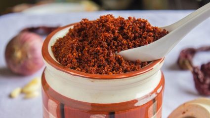 विकतचा कशाला? अस्सल गावराण चवीचा झणझणीत ‘कांदा-लसूण मसाला’ आता बनवा घरीच, नोट करा रेसिपी