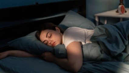 वाढत्या वजनाची चिंता सोडा! डायट-वर्कआउट करून घाम गाळायची गरज नाही, झोपेतच बर्न होईल फॅट; आजपासूनच करा हे बदल