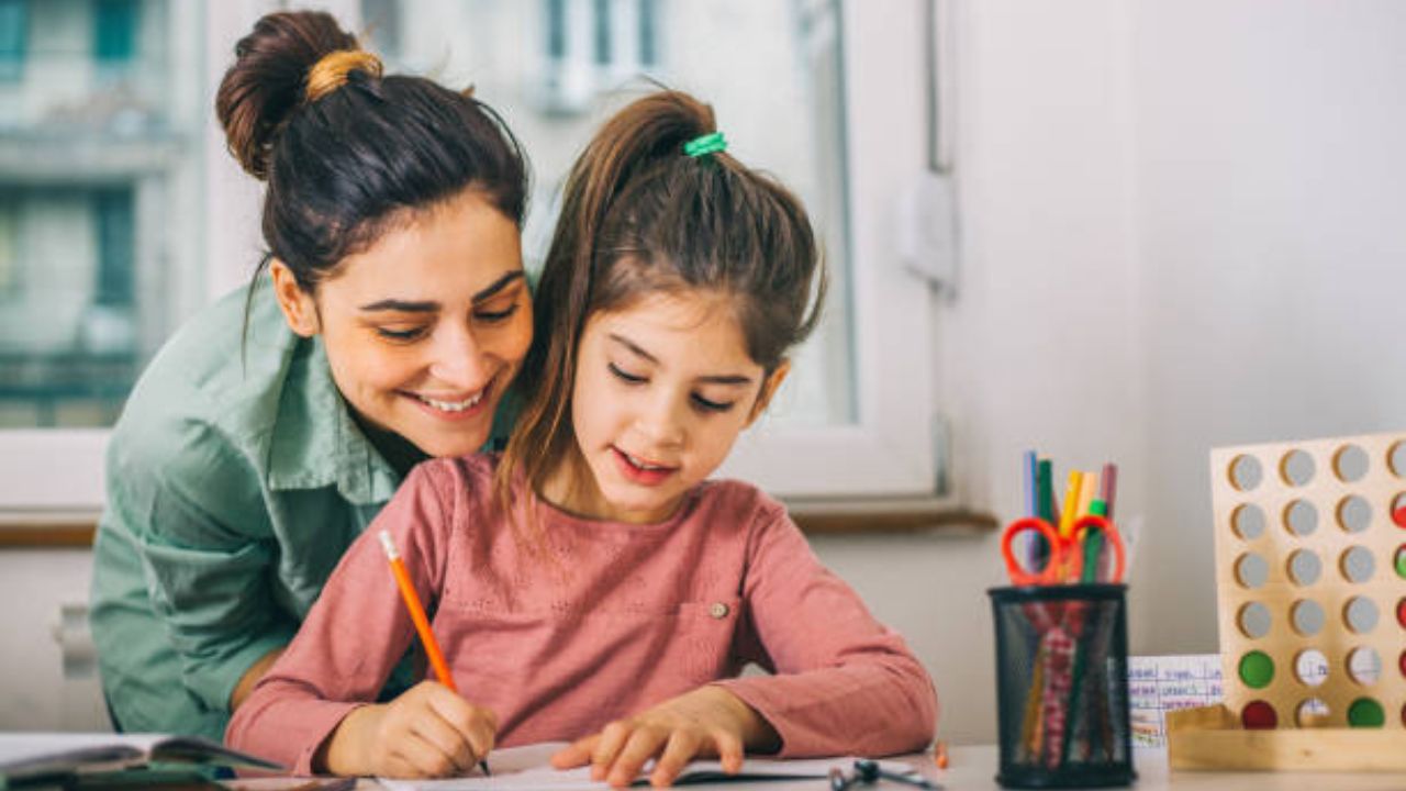 मुलांना बनवा सुसंस्कृत आणि प्रामाणिक; लहानपणापासून लावा या ५ महत्त्वाच्या सवयी