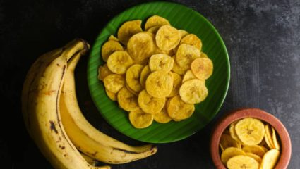 Shivratri 2026 : बाहेरून कशाला उपवासानिमित्त यंदा घरीच बनवा कुरकुरीत ‘केळीचे चिप्स’