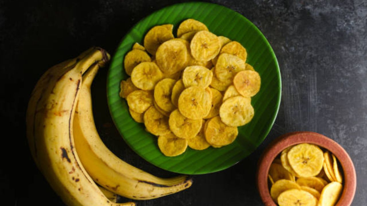 Shivratri 2026 : बाहेरून कशाला उपवासानिमित्त यंदा घरीच बनवा कुरकुरीत ‘केळीचे चिप्स’