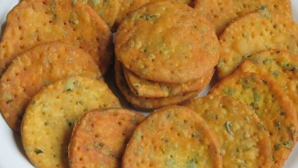Recipe : चहाची मजा करा द्विगुणित, विकतंच कशाला? घरीच बनवा कुरकुरीत अगदी बाजारासारखी खमंग ‘मठरी’