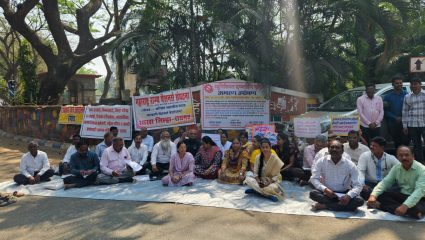 Raigad News : “मागण्या पूर्ण करा अन्यथा…” ; प्रलंबित मागण्यांसाठी कर्मचारी-शिक्षकांचे धरणे आंदोलन