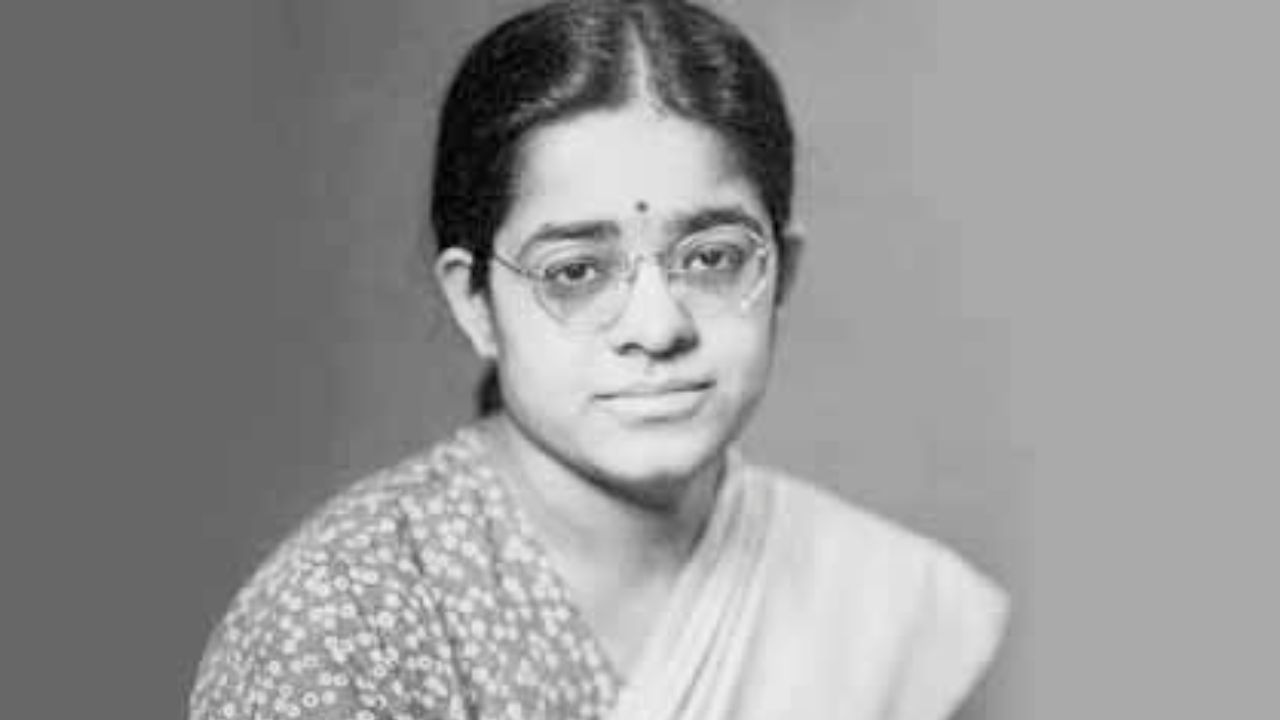  राजेश्वरी चॅटर्जी: राजेश्वरी चॅटर्जी ही भारतातील पहिल्या महिला अभियंत्यांपैकी एक होती ज्यांनी भारतातील सुरुवातीच्या मायक्रोवेव्ह आणि अँटेना संशोधनात मदत केली.त्यांच्या कामामुळे संप्रेषण आणि संरक्षणाला चालना मिळाली, तरीही तिला क्वचितच सार्वजनिक श्रेय मिळाले.