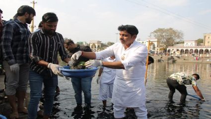 इंद्रायणी नदी स्वच्छतेसाठी महापौरांचा नदीपात्रात उतरून पुढाकार; प्रदूषण करणाऱ्यांवर कडक कारवाईचा इशारा