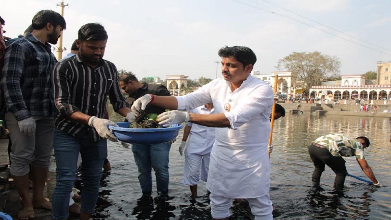 इंद्रायणी नदी स्वच्छतेसाठी महापौरांचा नदीपात्रात उतरून पुढाकार; प्रदूषण करणाऱ्यांवर कडक कारवाईचा इशारा