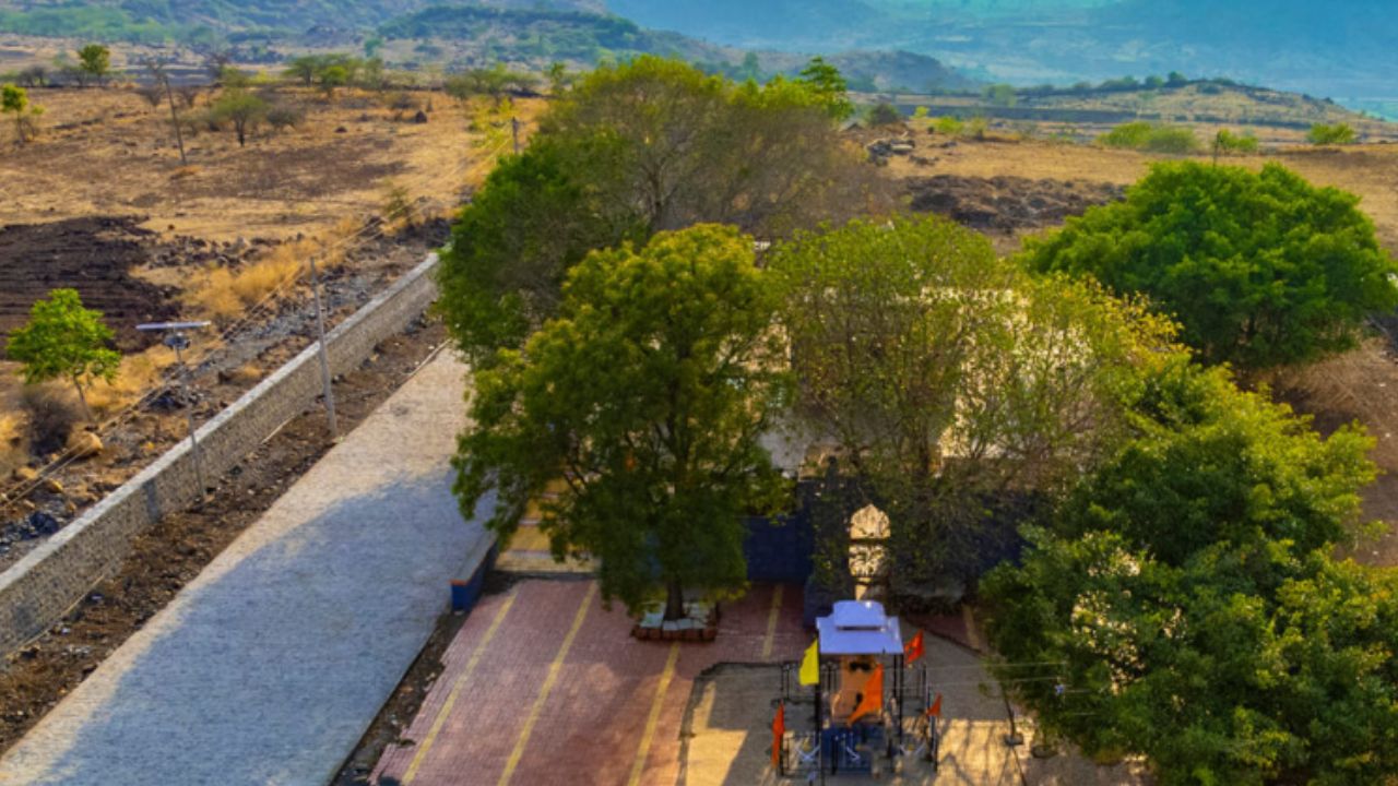 Sangali News : किल्ले संवर्धनातून शिवरायांना मानवंदना ; बाणूरगड येथे प्रशासनाच्यावतीने अनोखी शिवजयंती उत्साहात साजरी