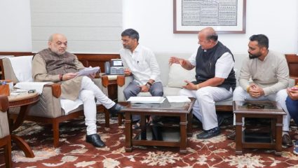 शिवसेनेच्या अनिकेत जावळकर यांनी घेतली अमित शहांची भेट; शिवाजी महाराजांवरील पुस्तक दिले भेट