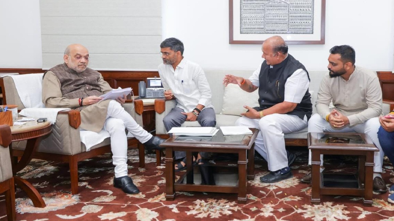 शिवसेनेच्या अनिकेत जावळकर यांनी घेतली अमित शहांची भेट; शिवाजी महाराजांवरील पुस्तक दिले भेट