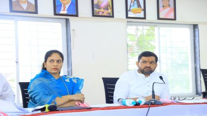 Wadgaon Maval : वडगाव नगरपंचायतीची प्रशासकीय आढावा बैठक; आमदार सुनिल शेळकेंची अधिकाऱ्यांना कडक ताकीद