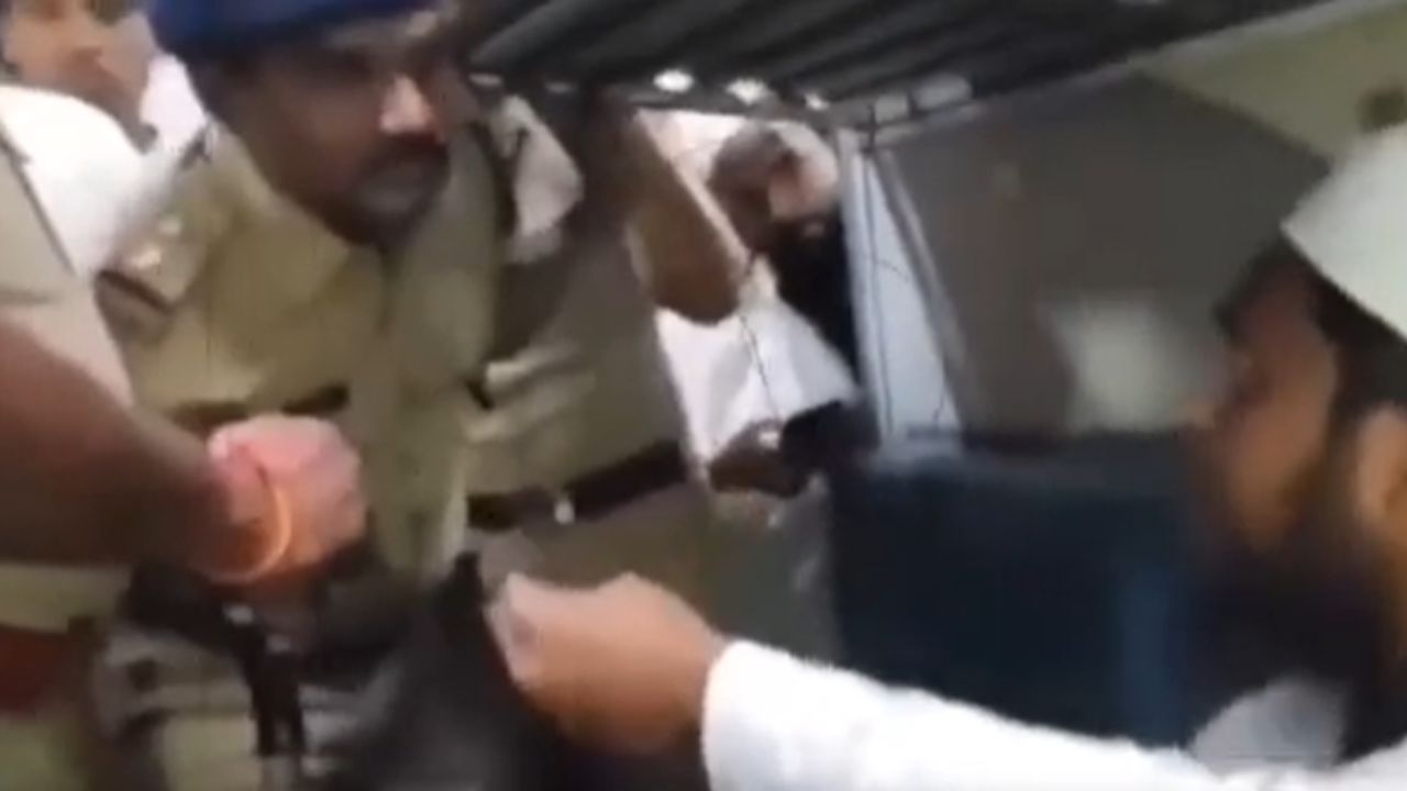 Train Viral Video :  शिर्डी एक्सप्रेसमध्ये मारहाण! ट्रेनमधील राडा व्हायरल