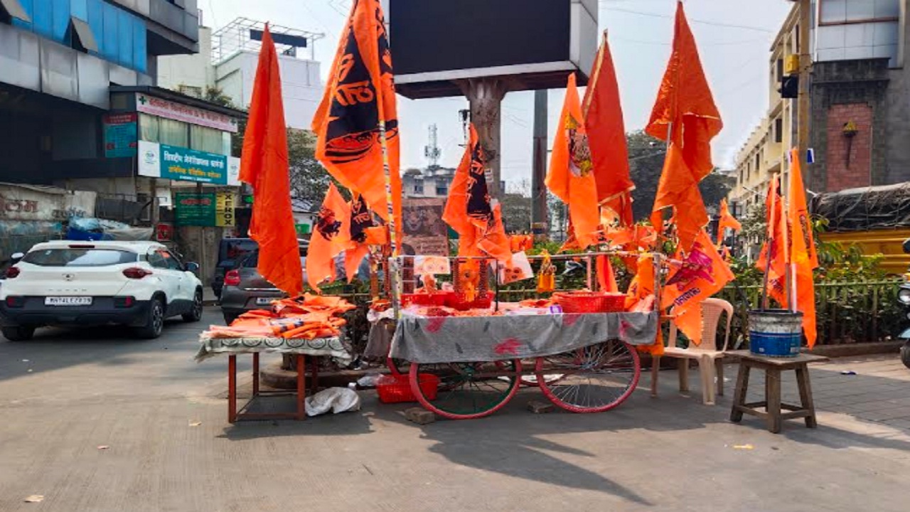 Shiv Jayanti 2026 : पिंपरी-चिंचवडमध्ये शिवजयंतीचा उत्साह शिगेला; शिवप्रेमींची बाजारपेठेत गर्दी