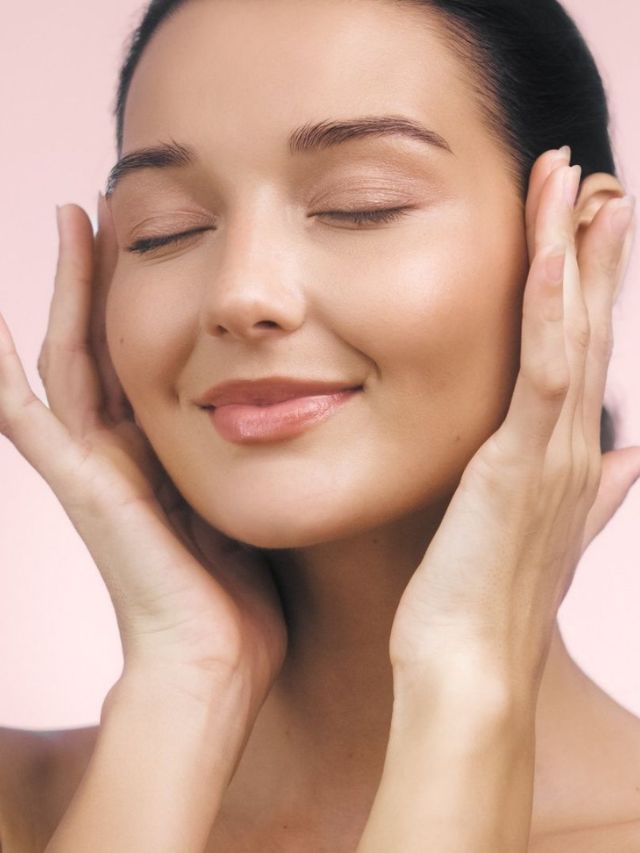 चमकदार त्वचेसाठी तुमच्या आहारात या पदार्थांचा करा समावेश