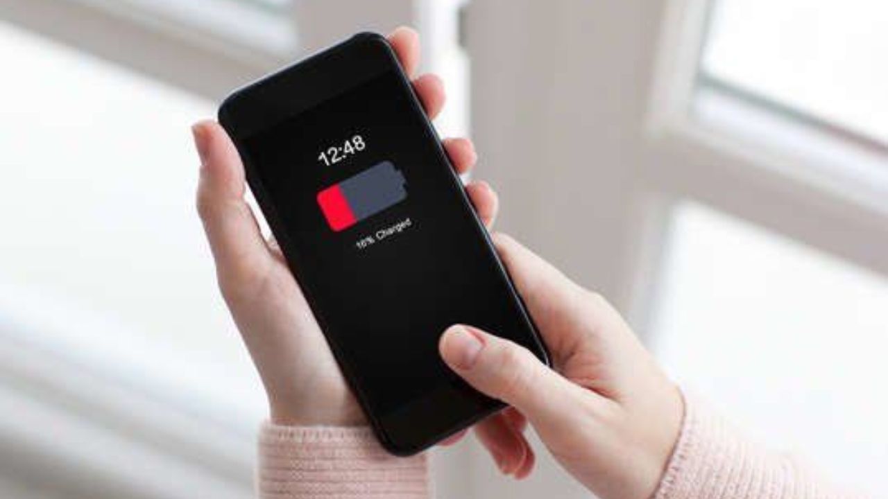 Tech Tips: गेमिंग -स्ट्रिमिंगमुळे नाही, तर ‘या’ कारणामुळे लवकर संपते फोनची बॅटरी! वाचून तुम्हीही लावाल डोक्याला हात