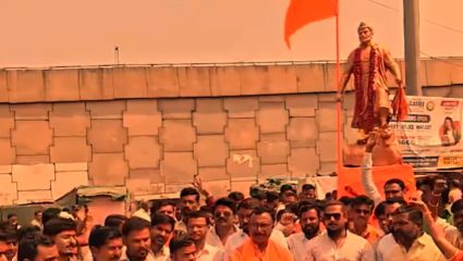 Solapur News : छत्रपती संभाजी महाराजांच्या पुतळ्यावरुन वाद, नेमकं प्रकरण काय ?