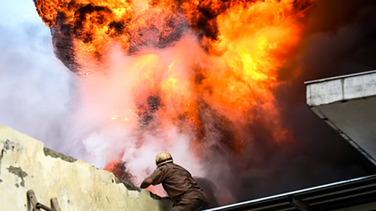 Thane News : ठाण्यातील १८ मजली इमारतीला भीषण आग लागली, दोन जण जखमी तर ७० जणांना वाचवण्यात यश