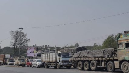 पुणे- अहिल्यानगर महामार्गावर दररोज वाहतूक कोंडी; प्रवाशांसह स्थानिक नागरिक त्रस्त