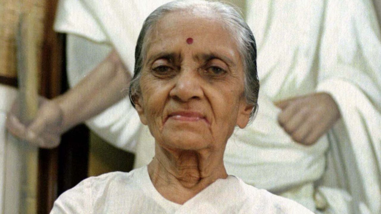  उषा मेहता: देशाला स्वातंत्र्य मिळवून देण्यात या उषा मेहता यांचा वाटा देखील मोलाचा आहे. स्वातंत्र्यलढ्यादरम्यान उषा मेहता एक गुप्त भूमिगत रेडिओ चालवत होत्या. या रेडिओच्या मदतीने  ब्रिटिशांविरुद्ध कोड संदेश पाठवत होते. पण तरीही आजही पुरुष स्वातंत्र्यसैनिकांचा गौरव मोठ्या प्रमाणात केला जातो.