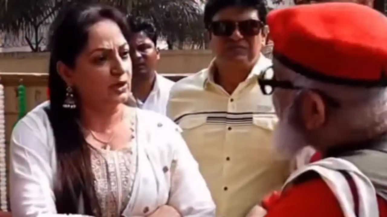 ‘त्यांनी कानशिलात मारली अन् रागाने…’, ‘या’ प्रसिद्ध अभिनेत्रीने केले दीपक काजरीवर गंभीर आरोप!