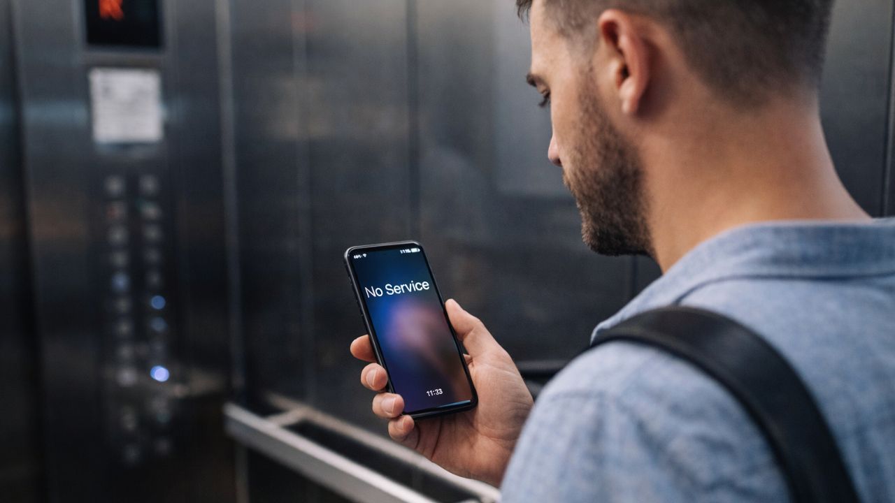 Tech Tips: लिफ्टमध्ये गेल्यावर मोबाईल ‘No Signal’ का दाखवतो? काय आहे खरं कारण? वाचून थक्क व्हाल