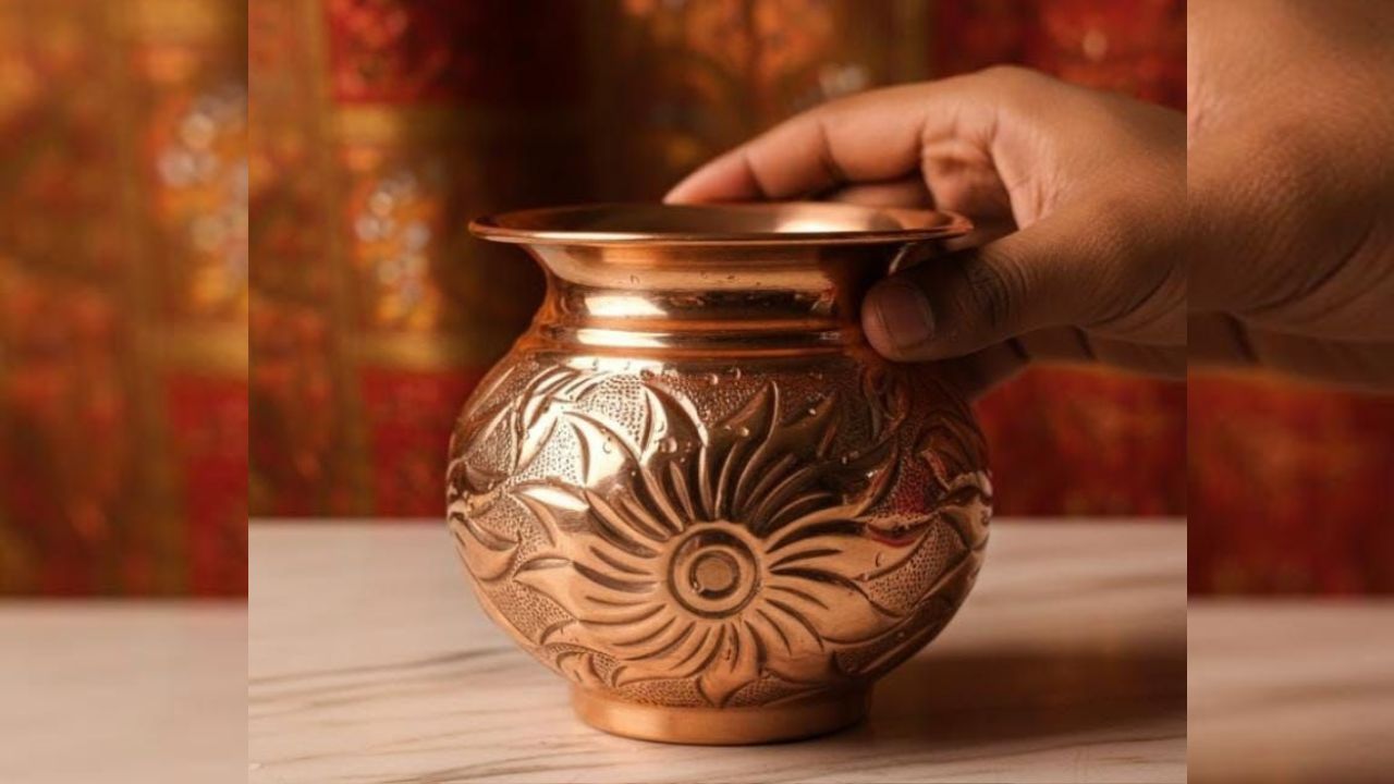 Vastu Shastra : पाण्याने भरलेलं तांब्याचं भांडं करेल वास्तूदोषाचा नायनाट, कसं ते, जाणून घ्या सविस्तर