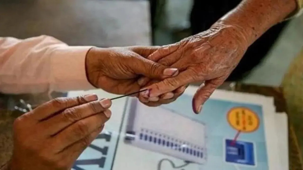 Baramati : मतदान केंद्रावर मोबाईल घेऊन जाऊ नका, नाहीतर…; निवडणूक निर्णय अधिकाऱ्यांचे आवाहन