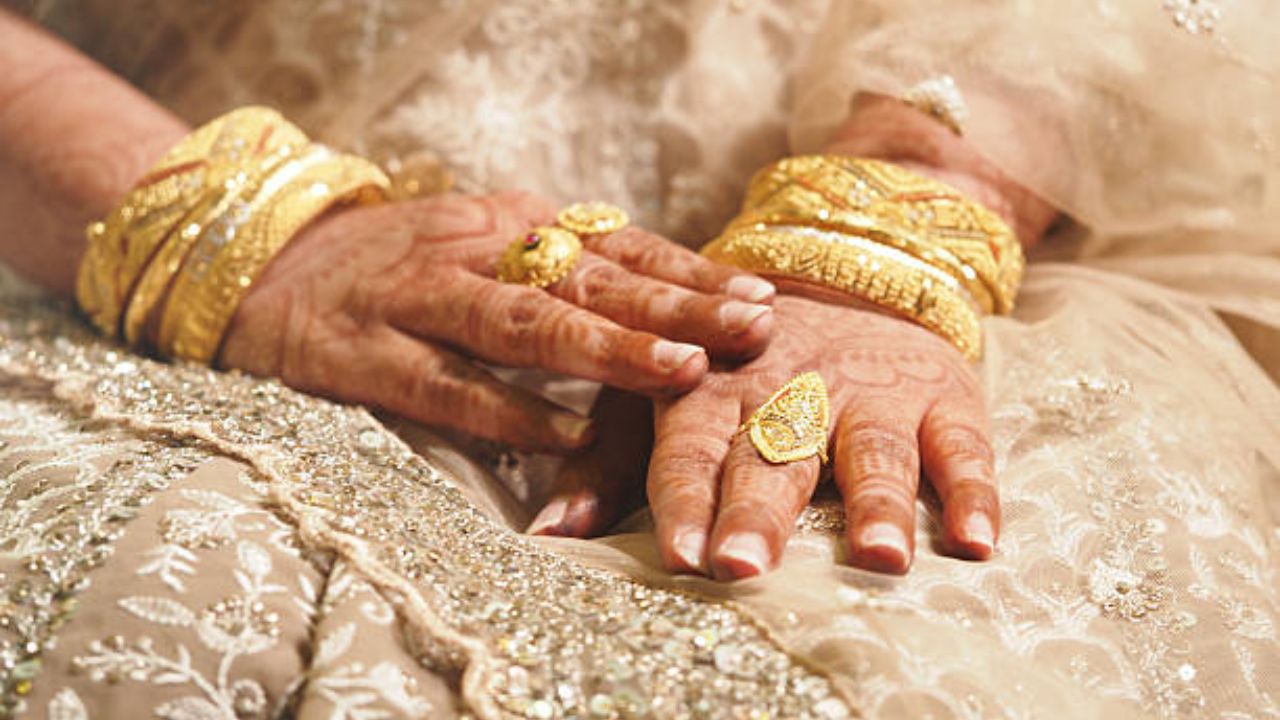 Astro Tips: सोने परिधान केल्याने ग्रहदोष वाढतो का? जाणून घ्या राशीनुसार शुभ अशुभ परिणाम